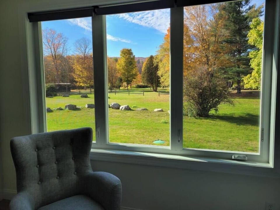 Modern, Gorgeous New Home minutes to Stowe Mt (888)