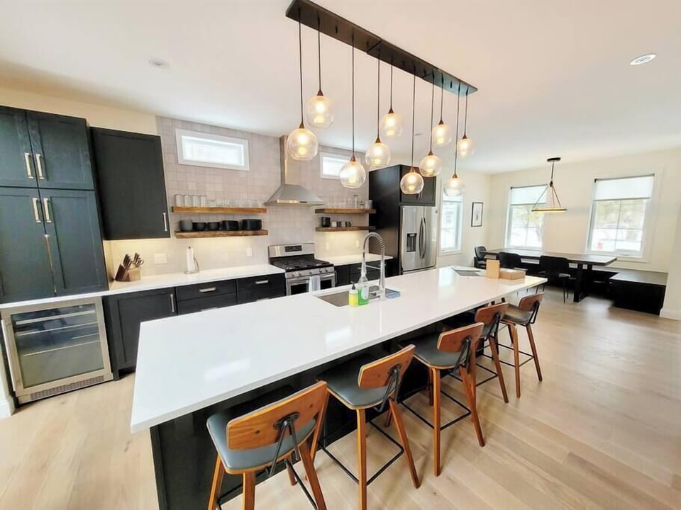 Modern, Gorgeous New Home minutes to Stowe Mt (885)