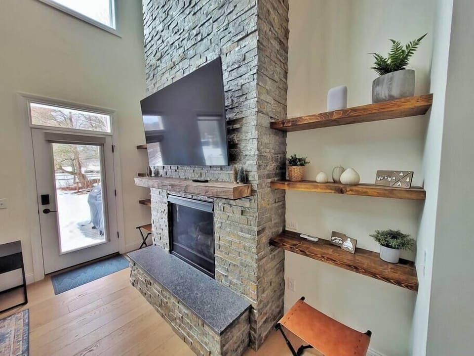 Modern, Gorgeous New Home minutes to Stowe Mt (890)