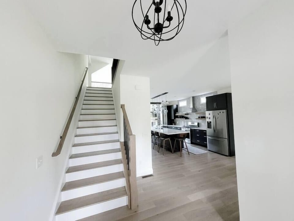Modern, Gorgeous New Home minutes to Stowe Mt (900)