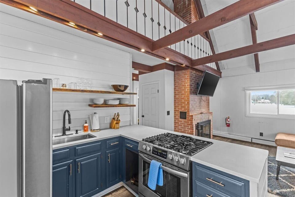 New Stowe remodel, perfect location,many amenities (7254)