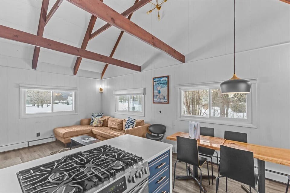 New Stowe remodel, perfect location,many amenities (7255)