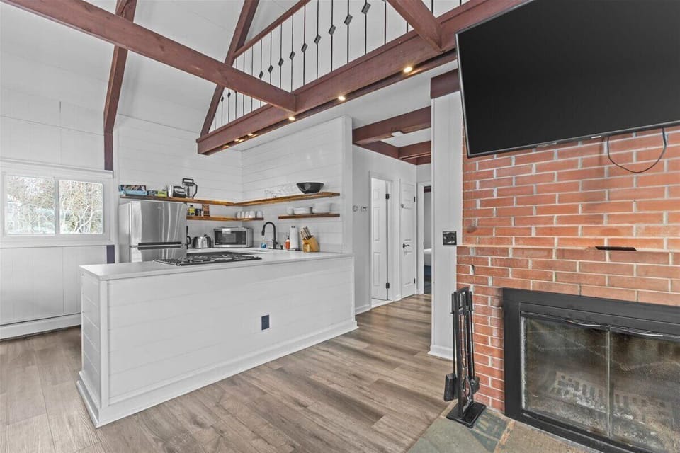 New Stowe remodel, perfect location,many amenities (7250)