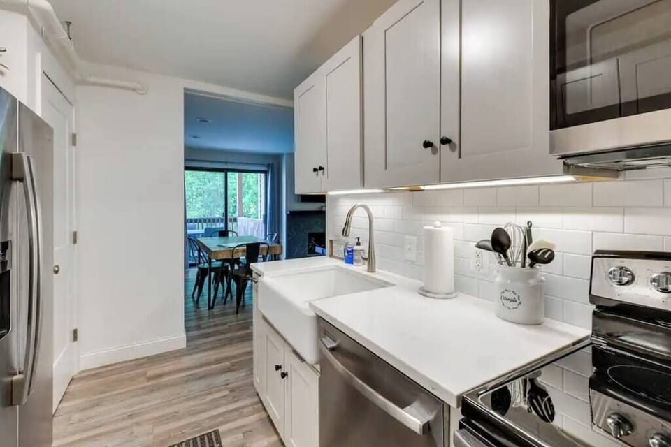 Modern pristine space in perfect Stowe location (2068)