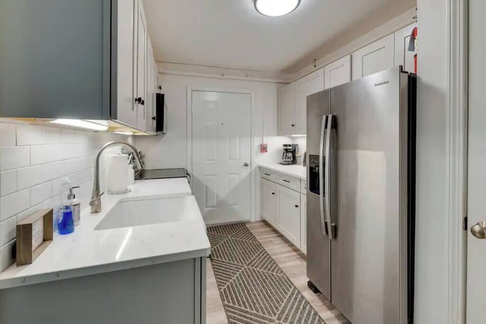 Modern pristine space in perfect Stowe location (2066)