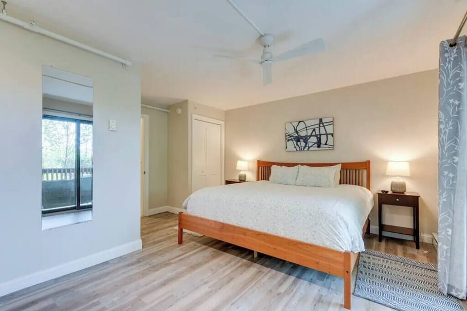 Modern pristine space in perfect Stowe location (2075)