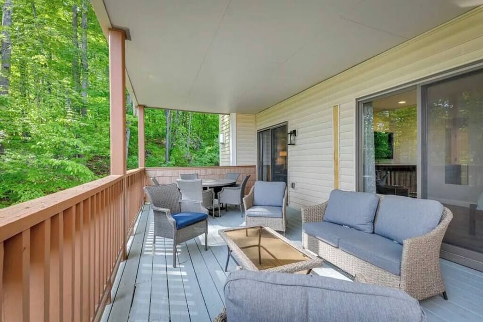 Modern pristine space in perfect Stowe location (2076)