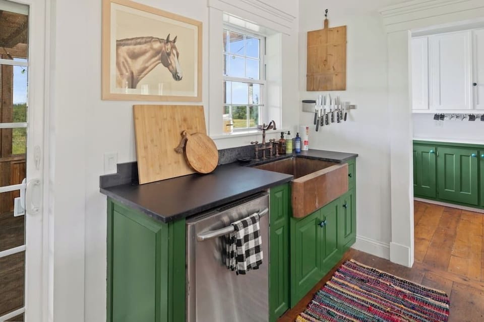 Stunning Farmhouse 5 minutes to Stowe with Views! (552)