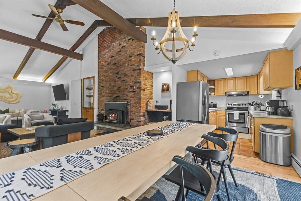 Impeccably Designed 3BR Stowe Woods Retreat (6005)