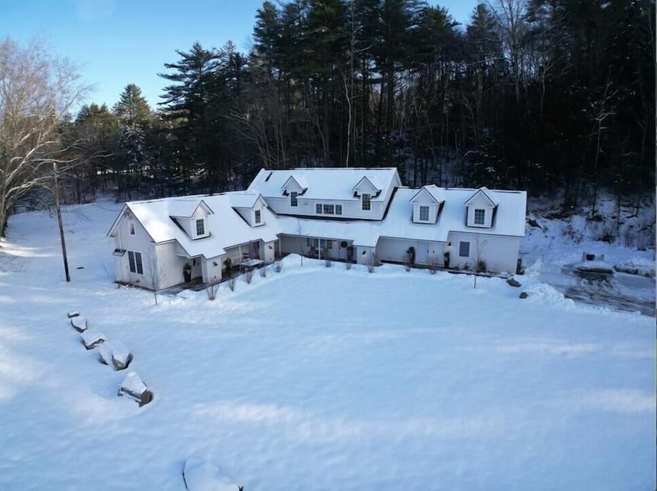 Cheerful Roomy Condo in Stowe close to mountain (2771)