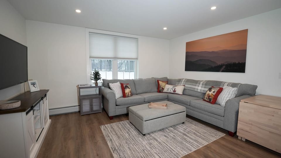 Cheerful Roomy Condo in Stowe close to mountain (2760)