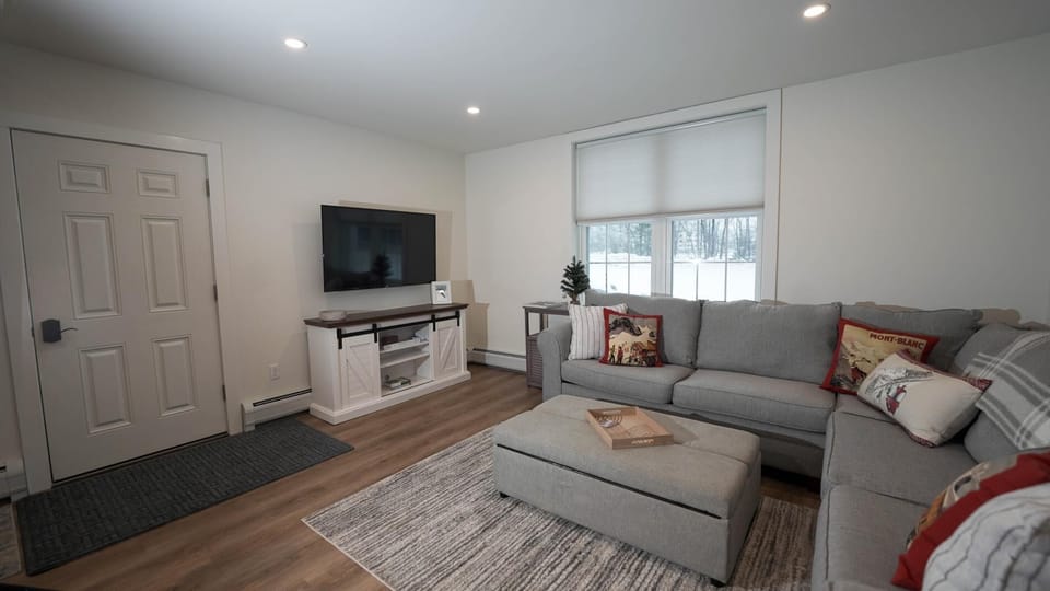 Cheerful Roomy Condo in Stowe close to mountain (2761)