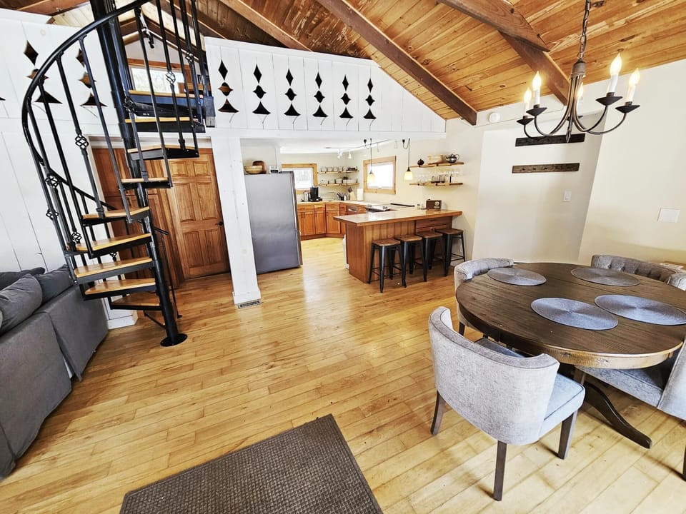 Vintage Vibes Haven in Stowe, Records & Firepit! (3516)