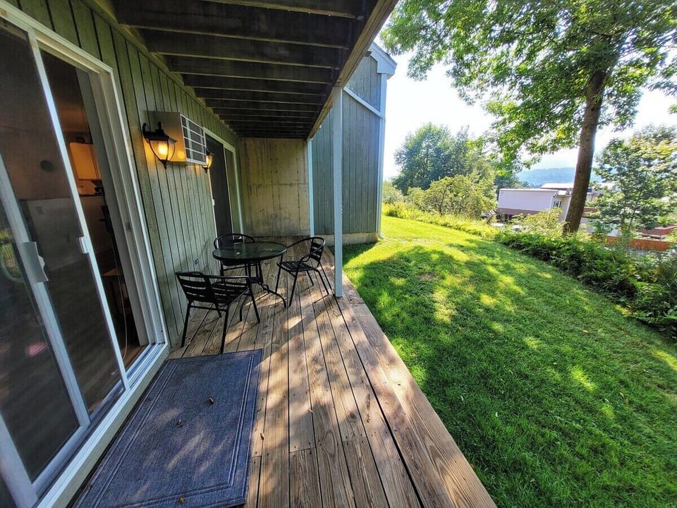 Cute two bedroom condo close to Stowe Mountain (4135)