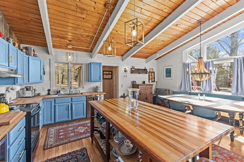 Gorgeous Stowe Chalet: Amazing Location, Mtn Views (5490)