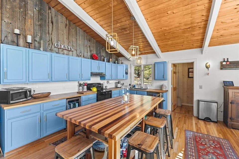 Gorgeous Stowe Chalet: Amazing Location, Mtn Views (5488)