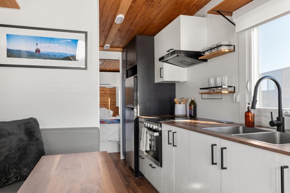 Modern & Upscale Tiny Home, Great Spot near Stowe (3243)