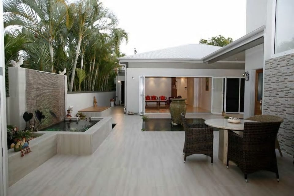 Outdoor dining in the internal courtyard
