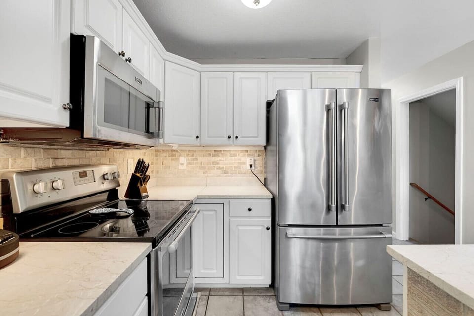 Full-equipped kitchen with everything you'd need to enjoy a meal at home. Drip coffee machine & coffee grounds provided for your morning routine.