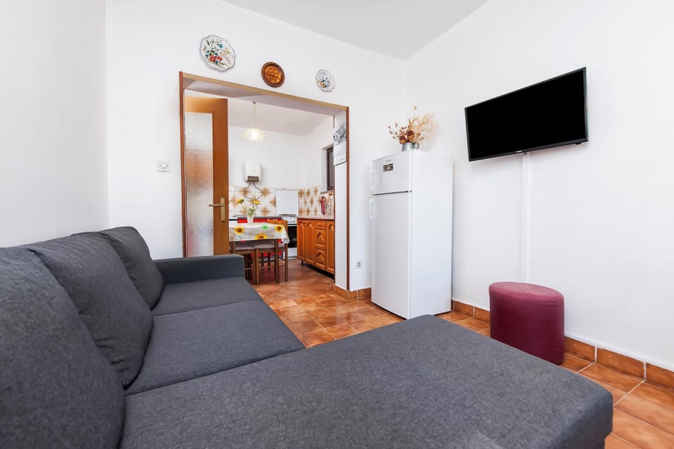 Apartment, Balcony | Living area | 60-cm flat-screen TV with satellite channels