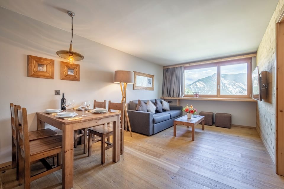 Appartement 4 personnes - 1 chambre - Vue montagne | Living area | 100-cm TV with cable channels, table tennis