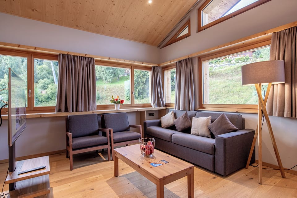 Appartement 6 personnes - 2 chambre - Duplex | Living area | 100-cm TV with cable channels, table tennis