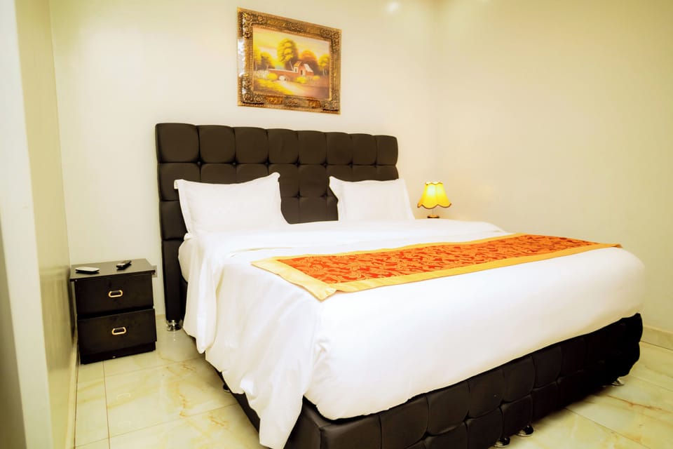 Business Room | Premium bedding, down comforters, memory foam beds, desk
