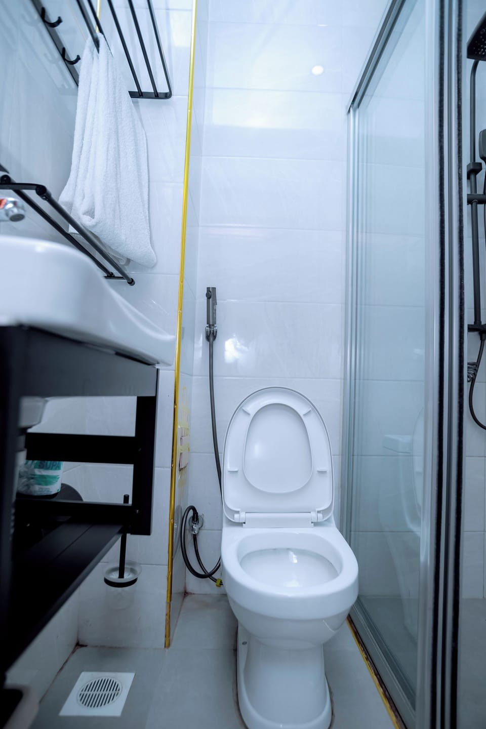 Shower, rainfall showerhead, free toiletries, hair dryer