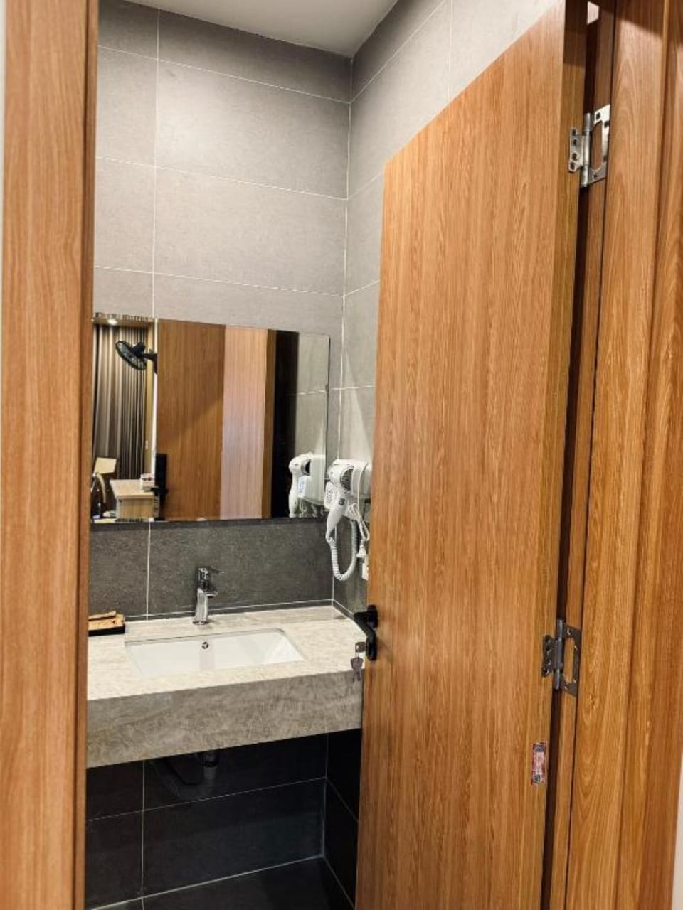 Deluxe Double Room | Bathroom | Shower, hair dryer, slippers, bidet