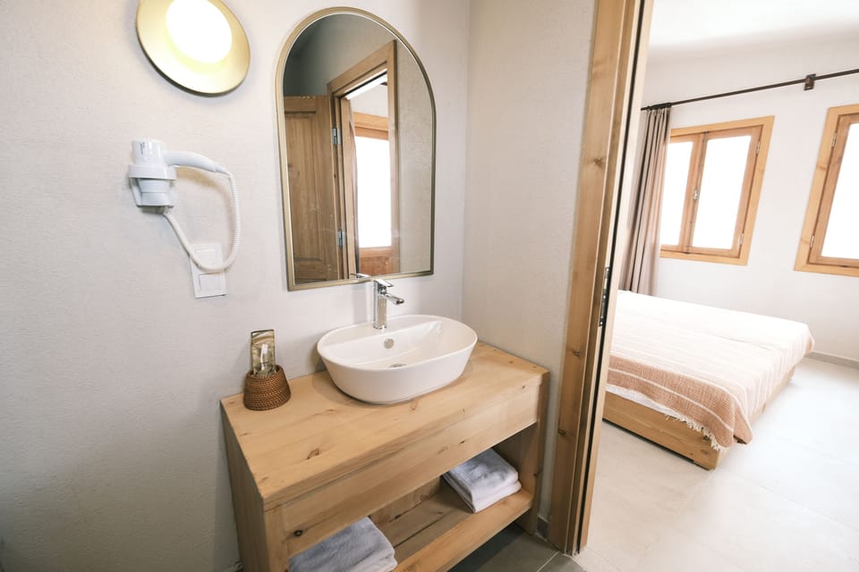 Deluxe Double Room, 1 Queen Bed, Bathtub | Bathroom | Shower, rainfall showerhead, free toiletries, hair dryer