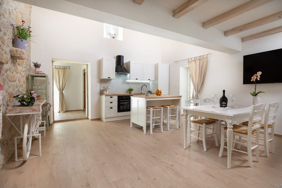 Family House, 2 Bedrooms, 2 Bathrooms, Mountainside (Casa di Nika Stone Villa with Pool &) | Dining