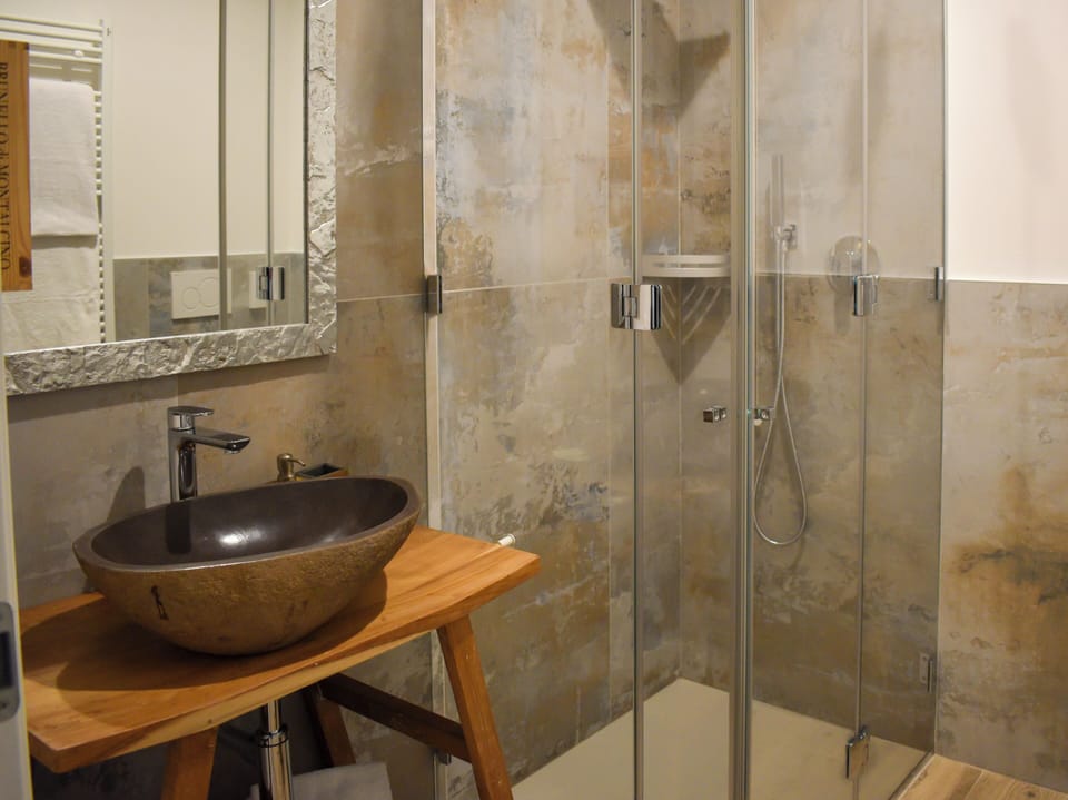 Deluxe Double Room, Pool View | Bathroom | Shower, free toiletries, hair dryer, slippers