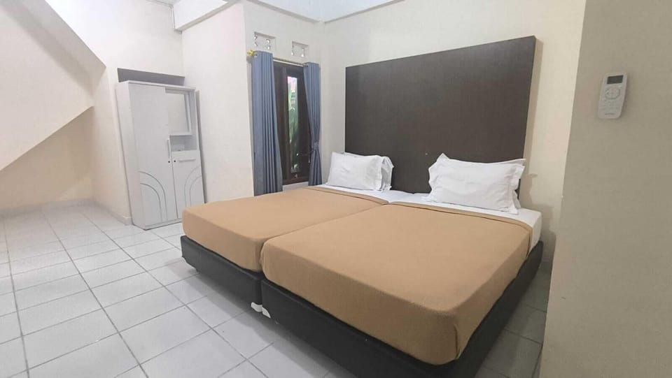 Family Room | Desk, soundproofing, bed sheets