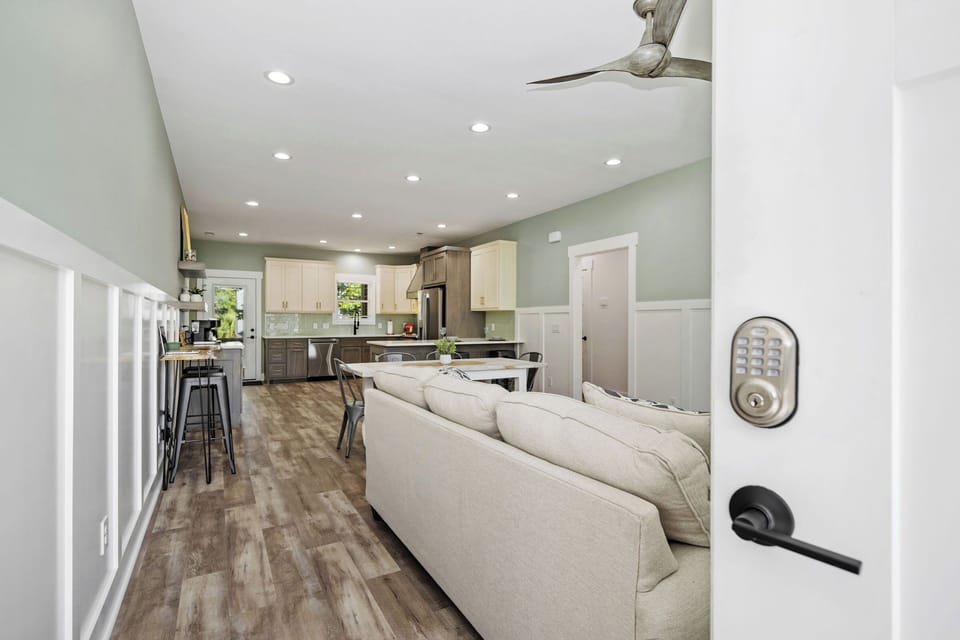 Entrance / Living Area - West