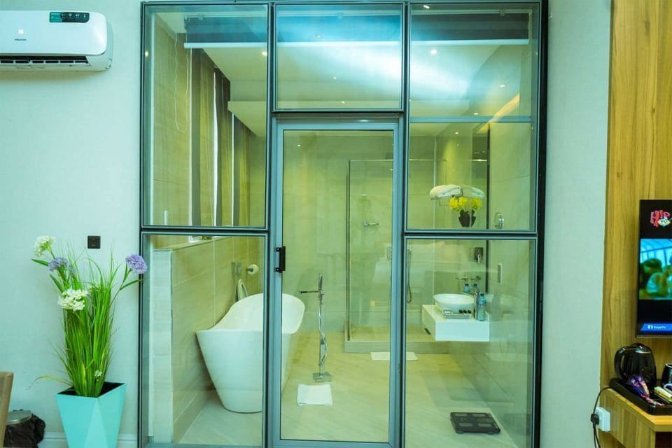 Luxury Room, Balcony | Bathroom | Towels, soap, shampoo, toilet paper