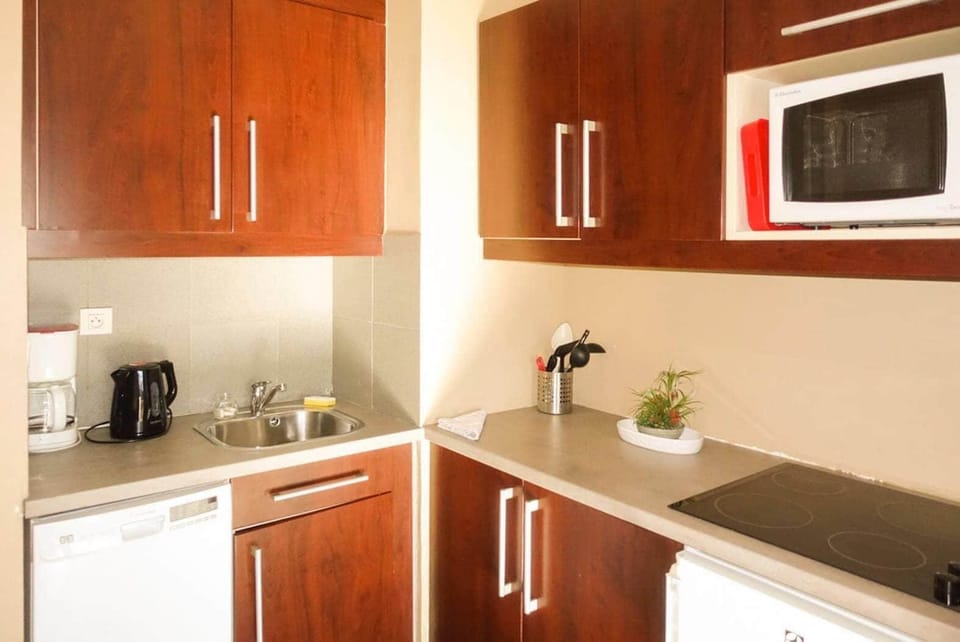 Appartement 1 chambre 5 personnes - Accés piscine | Private kitchen | Fridge, microwave, stovetop, dishwasher