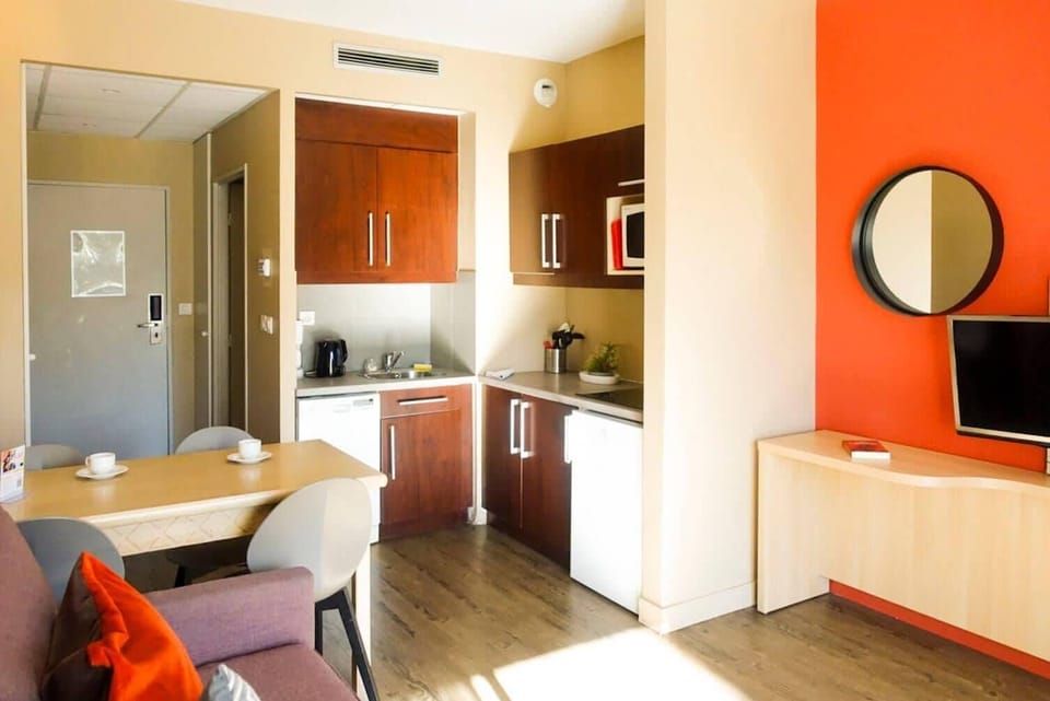 Appartement 1 chambre 5 personnes - Accés piscine | Private kitchen | Fridge, microwave, stovetop, dishwasher