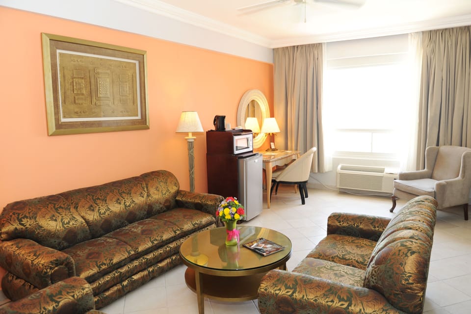Studio Suite, 1 King Bed, Non Smoking | In-room safe, desk, iron/ironing board, free cribs/infant beds
