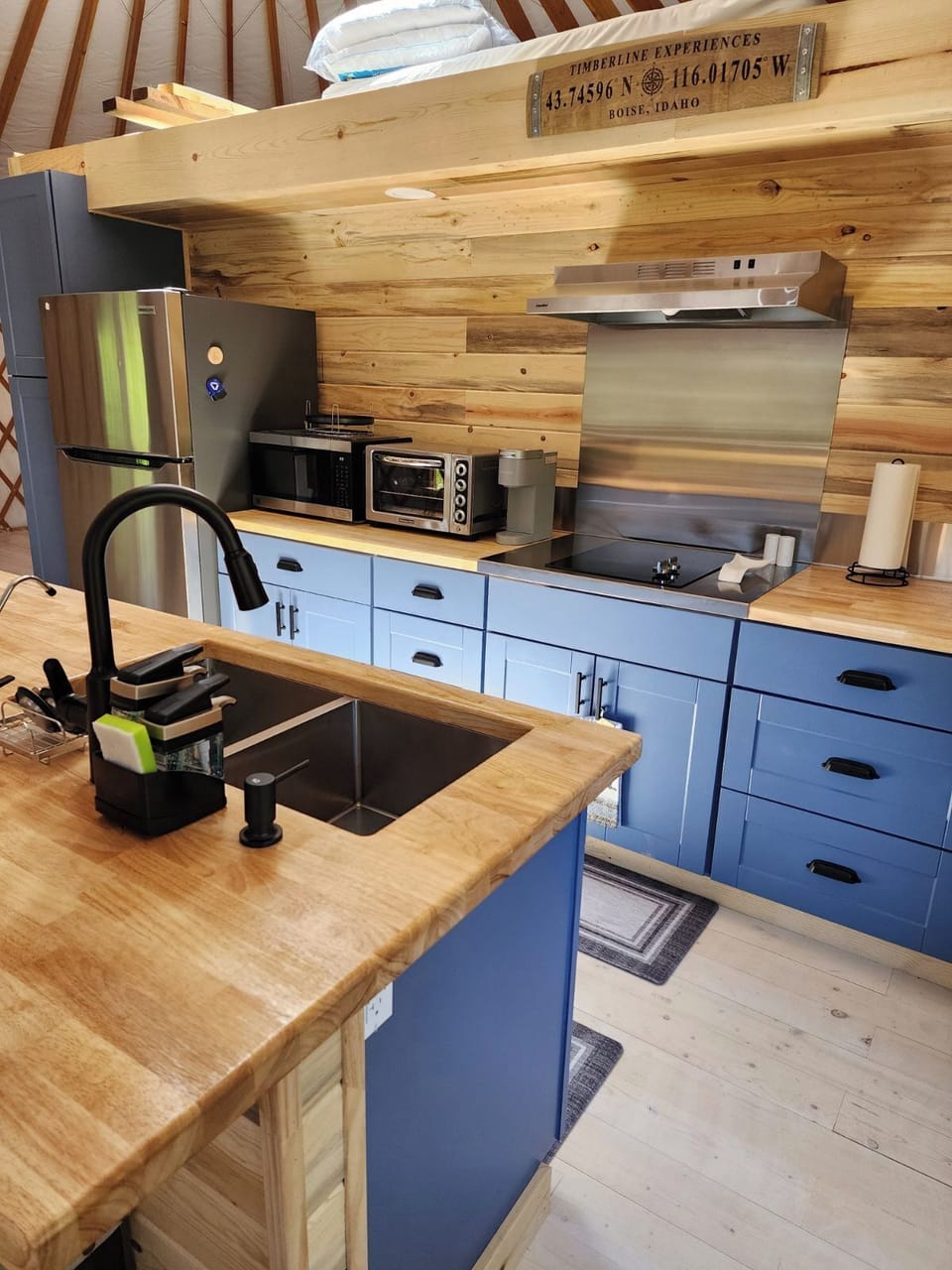 Well equipped kitchen, 2-burner cook top, Keurig, toaster oven and much more.