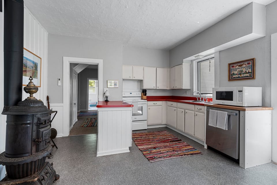 Kitchen / Dinning (2)