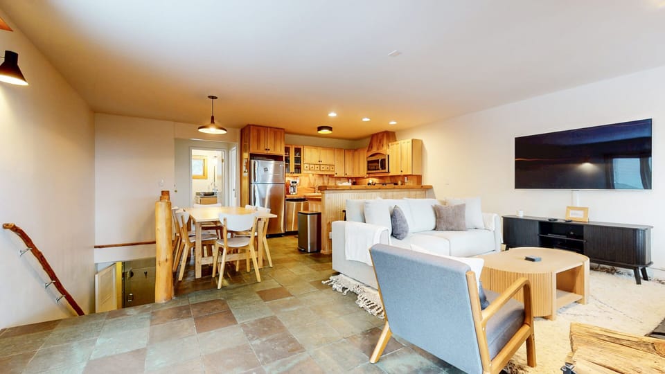 Indoors, Furniture, Living Room, Floor, Screen