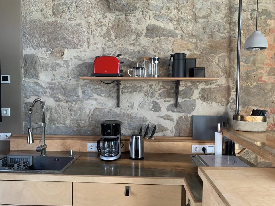 HexenburgbeiDresden Stylishes Designerappartement mit Schlafsofa, Terrasse - Nähe Sächsische Schweiz | Private kitchen | Microwave, oven, stovetop, coffee/tea maker