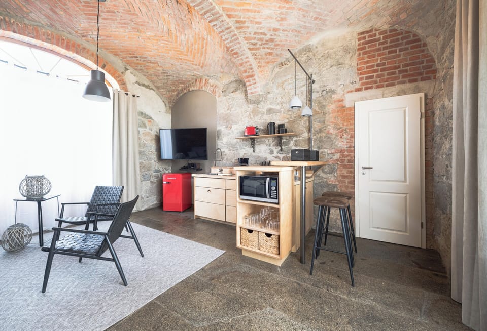 HexenburgbeiDresden Stylishes Designerappartement mit Schlafsofa, Terrasse - Nähe Sächsische Schweiz | Private kitchen | Microwave, oven, stovetop, coffee/tea maker