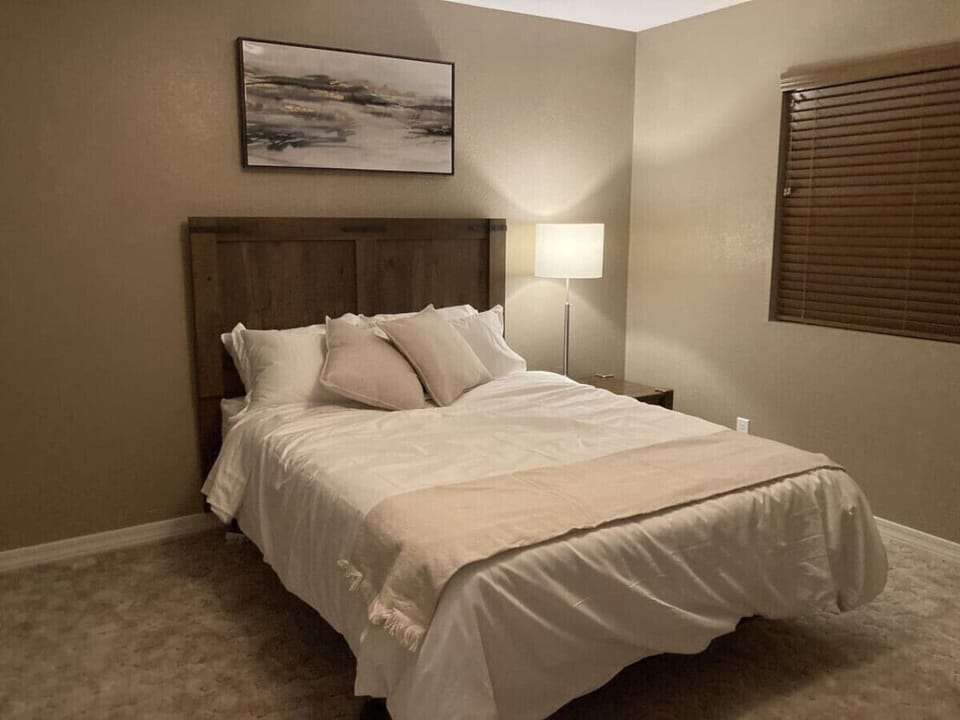 Queen bed room with ensuite bathroom (also accessible from hallway), walk in closet