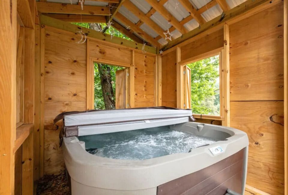 Indoor spa tub