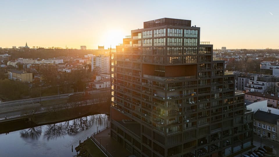 Sunset over Brda River – luxury apartment with water view in a modern high-rise, centrally located in Bydgoszcz.
