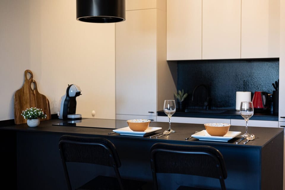 Sleek kitchen with an island – A fully equipped space near the Old Market Square and Bydgoszcz’s main attractions.