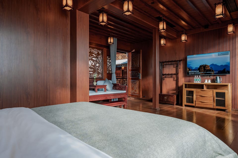 Signature Studio Suite, 1 Queen Bed | Premium bedding, desk, laptop workspace, blackout drapes