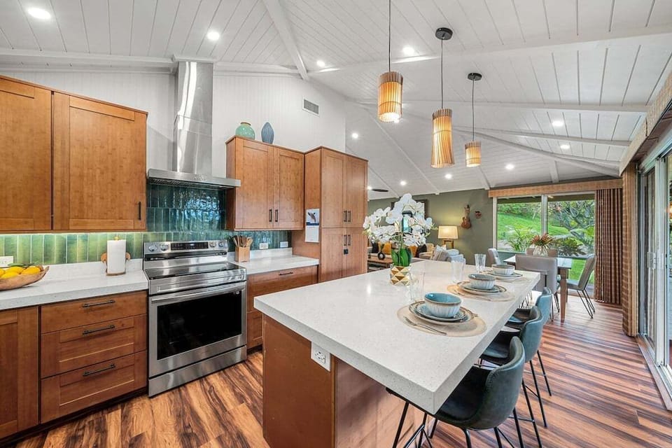Enjoy quick breakfast on this spacious island