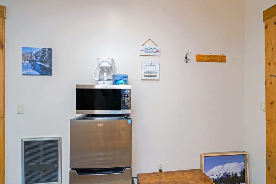 Main Room: 1 queen, 1 full pull-out, gas fireplace, 50” TV, kitchenette